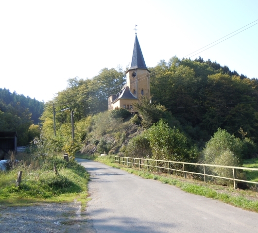 Egal - hier in Fischbach ist jedenfalls der Einstieg in die unbefahrenste ashaltierte  Nebenstrasse, die wir bisher gefunden haben