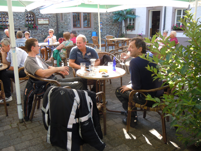 Achim, Andreas und H.J. relaxen - gleich gehts auf die Ourtalroute!