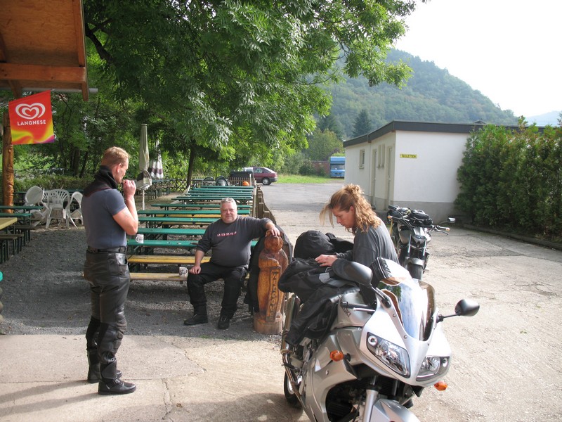 Wir sind in Zwei Gruppen losgefahren,die Rauchergruppe machte die erste Pause in Ahrbrück  