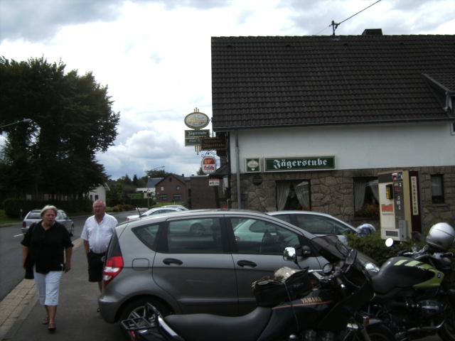 Der Ort der qualvollen Wartezeit. Wer es sich antun will: zu finden in Strauch/Rureifel, etwa 1km von Bikersranch.