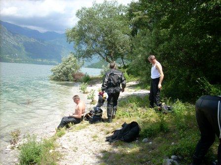 Schwimmversuche im Idro-See, kalt war's