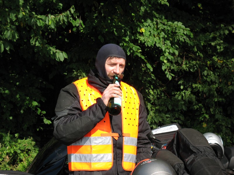 Die erste Pause bei der ersten Ausfahrt
WARUM ZIEHT H.J.NIE DIE STURMHAUBE AUS ?????