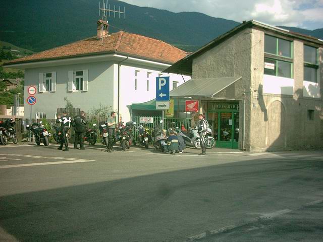 Das da rechts ist eine Motorradwerkstatt und sogar eine gute